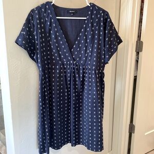 Super cute Madewell babydoll dress with white embroidery and pockets! Size M